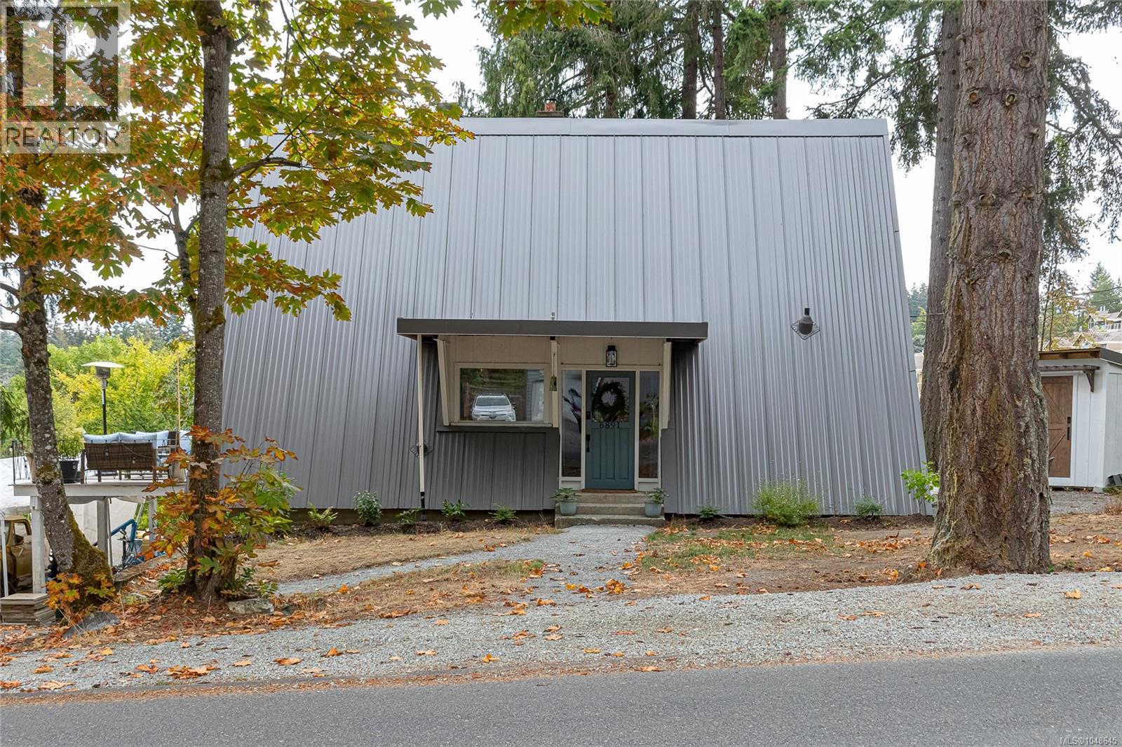 6891 Woodward Dr, Central Saanich