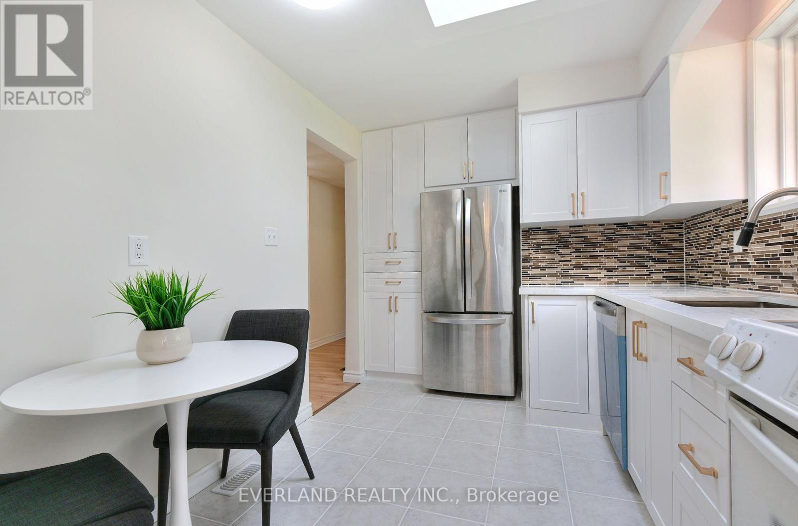 52 FAIRGLEN AVENUE - 14