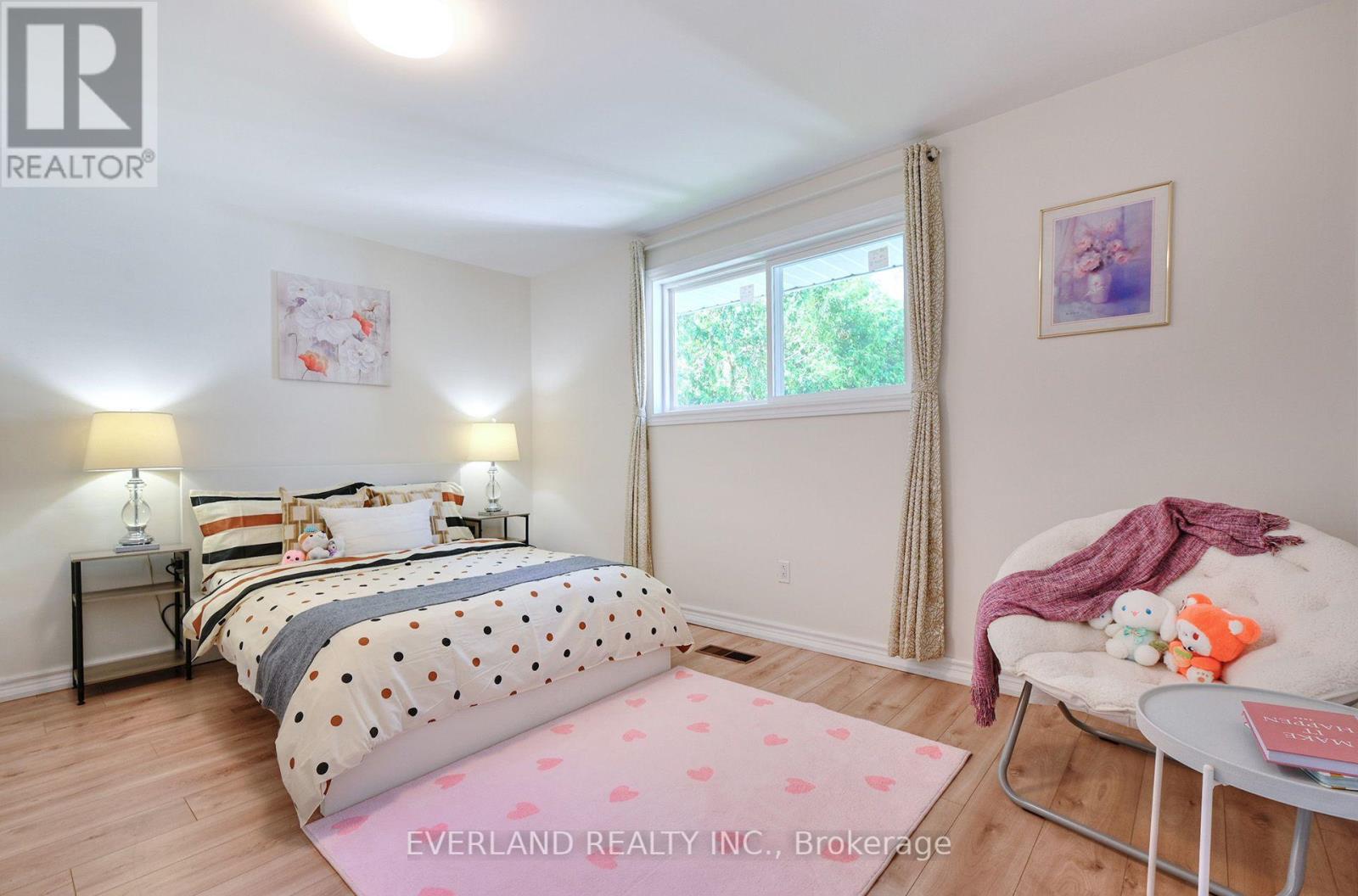 52 FAIRGLEN AVENUE - 17