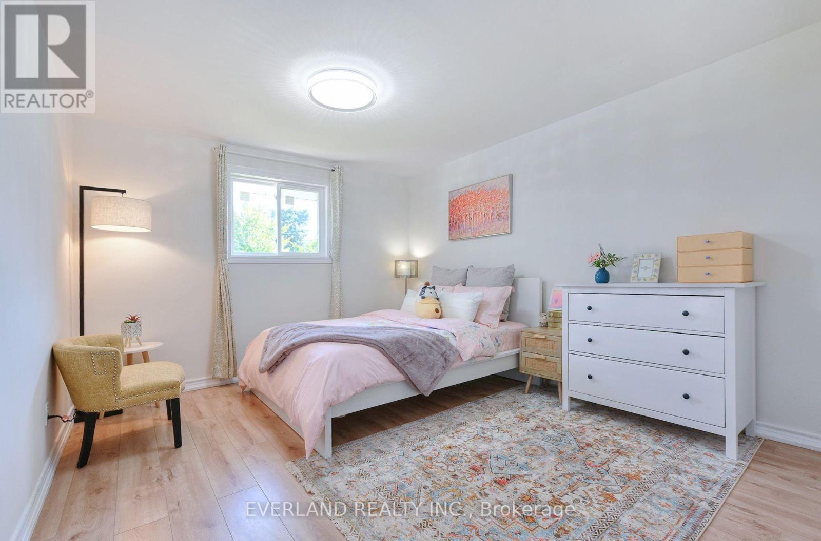 52 FAIRGLEN AVENUE - 19