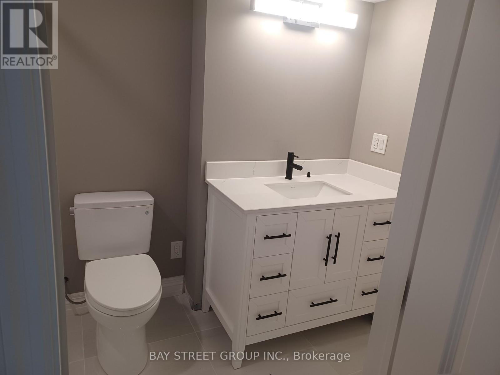 #UNIT 2 22 Deer Pass Road, East Gwillimbury (Sharon), Ontario, L9N0L6, East Gwillimbury (Sharon), Ontario — photo 3 of 5