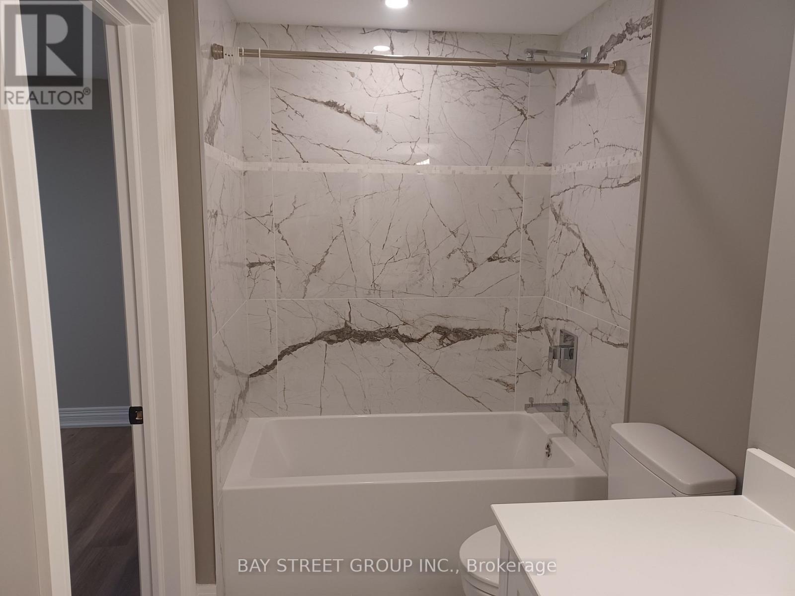 #UNIT 2 22 Deer Pass Road, East Gwillimbury (Sharon), Ontario, L9N0L6, East Gwillimbury (Sharon), Ontario — photo 4 of 5