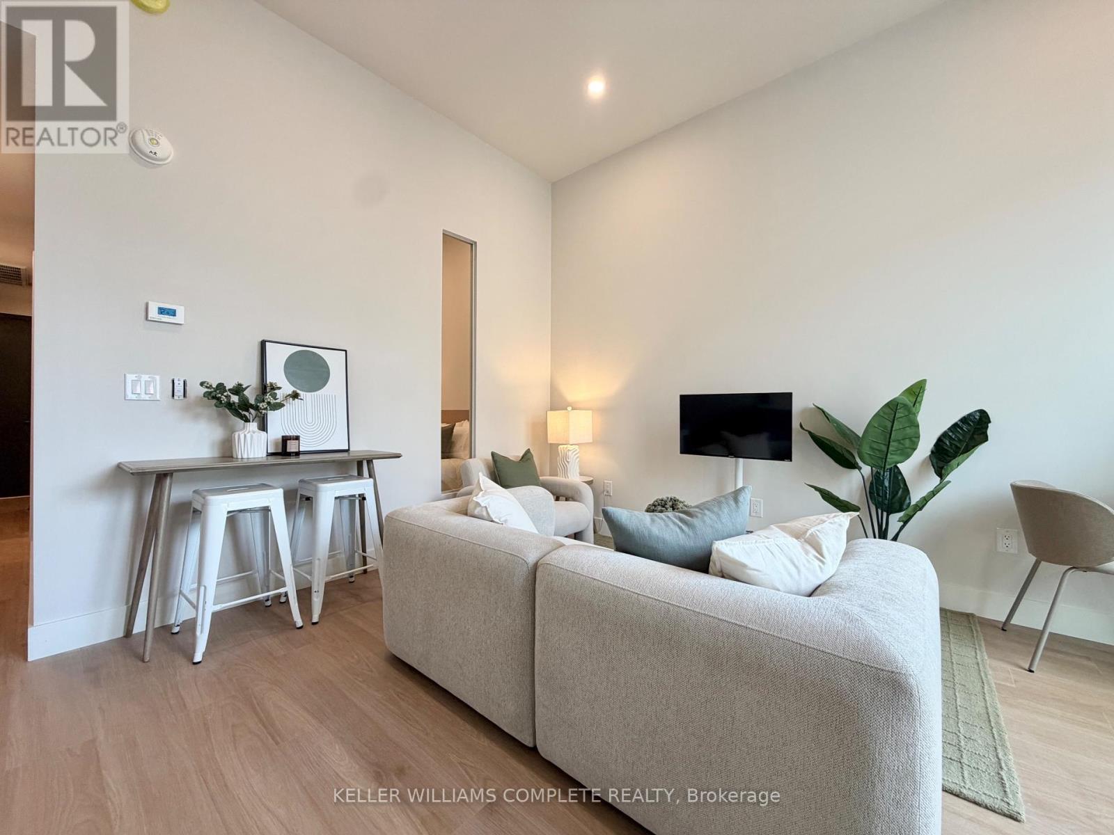 #204 56 York Boulevard, Hamilton (Central), Ontario, L8R0A2, Hamilton (Central), Ontario — photo 2 of 5
