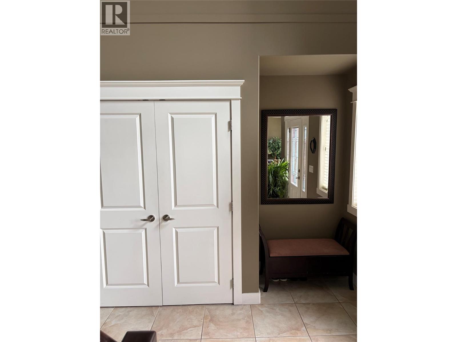 988 Arlington Court, Kamloops, British Columbia, V2B8T4, Kamloops, British Columbia — photo 4 of 5