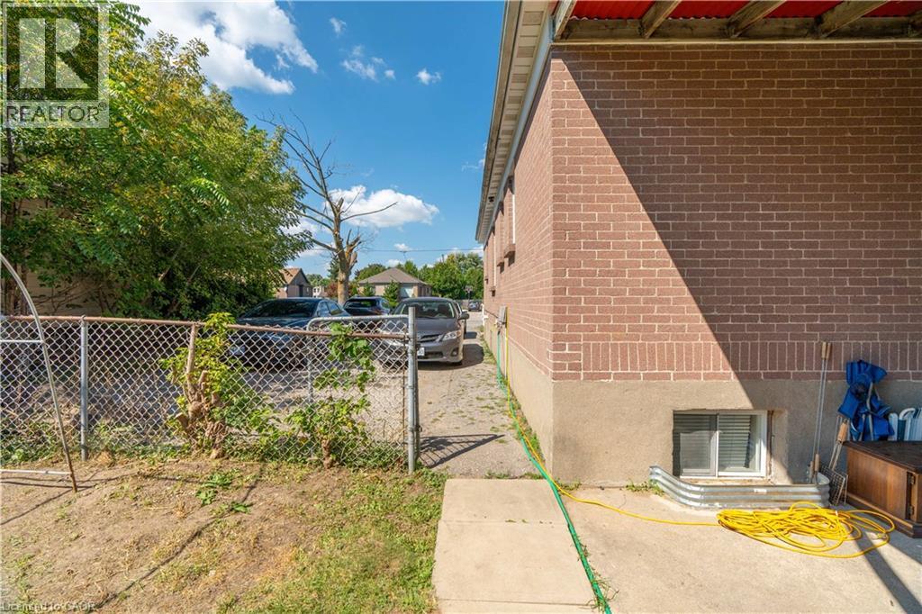 1519 Howland Avenue — photo 33