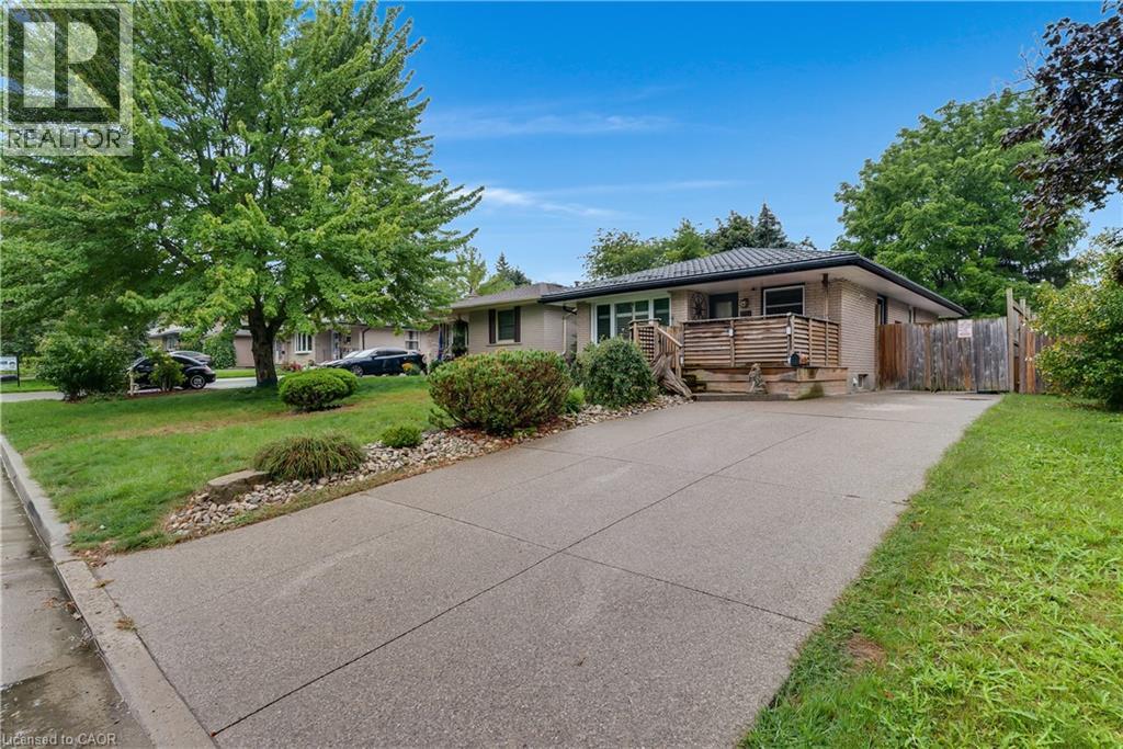83 KIMBERLY Crescent, Kitchener, Ontario, N2E1C8, Kitchener, Ontario — photo 2 of 5