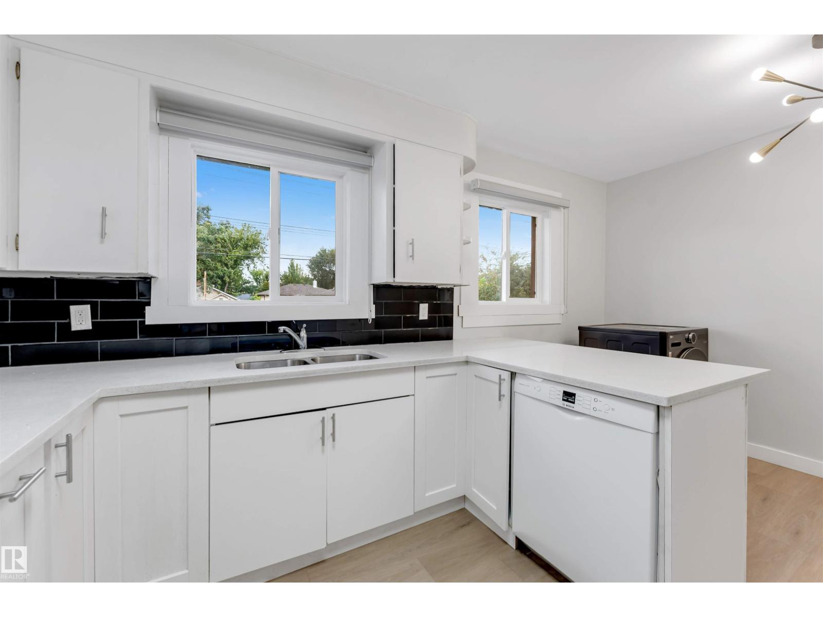 7928 82 AV NW - Image 13