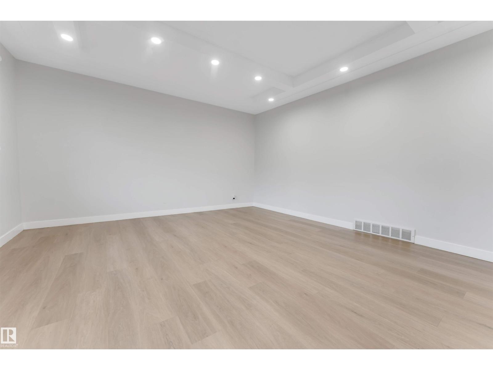 7928 82 AV NW - 14