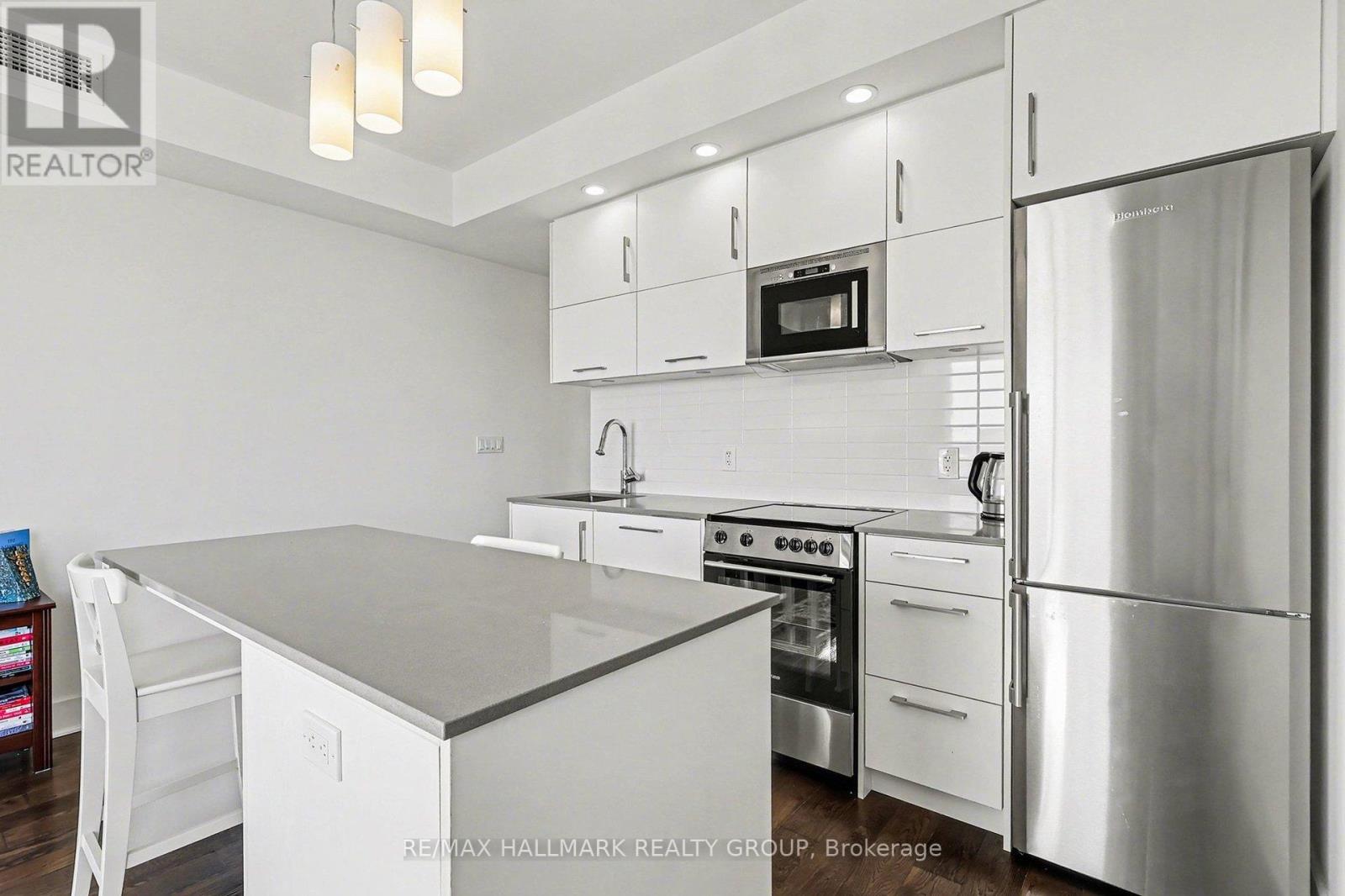 Pot lights & quartz counters