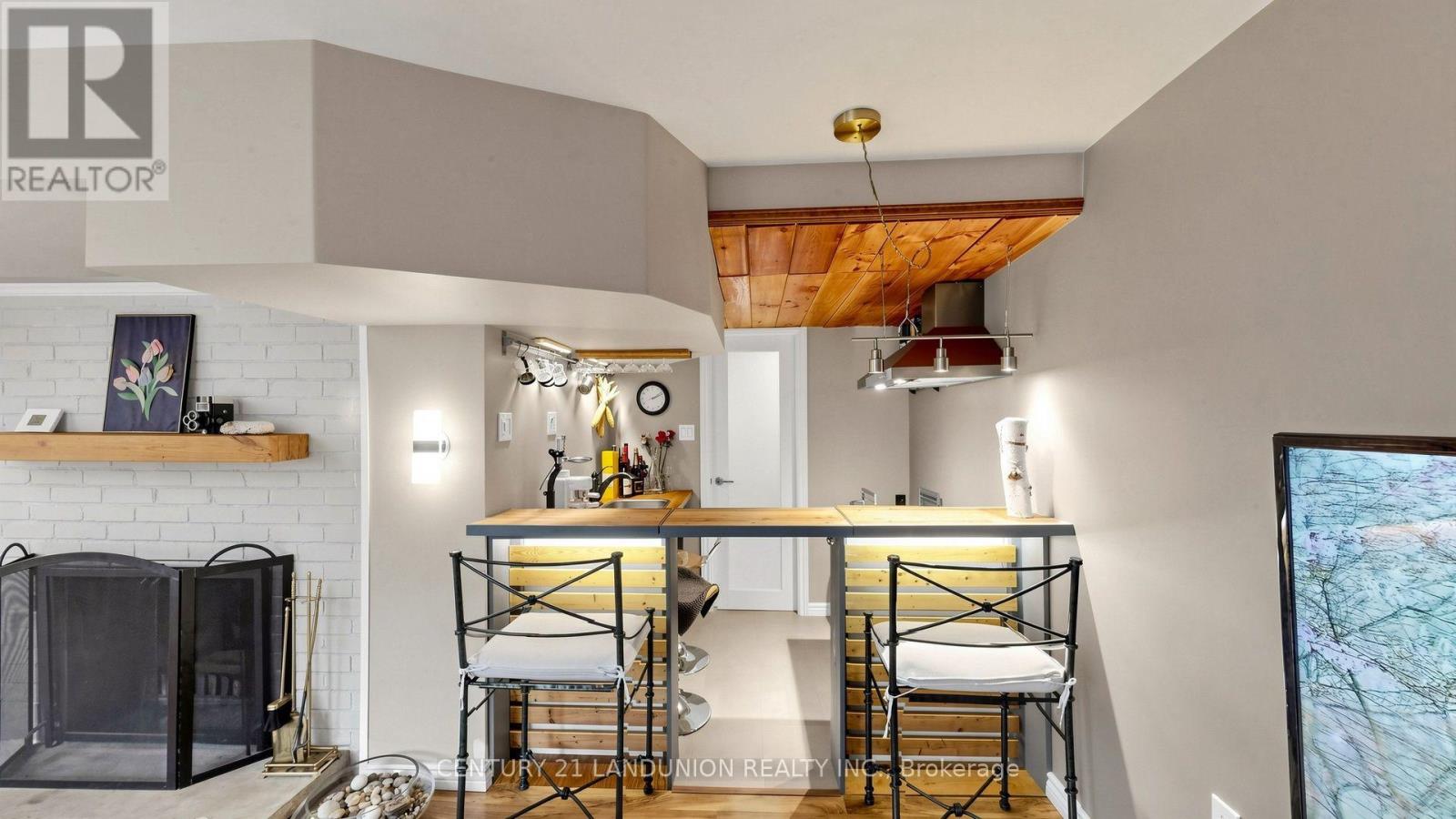 23 BENLEIGH DRIVE - 21