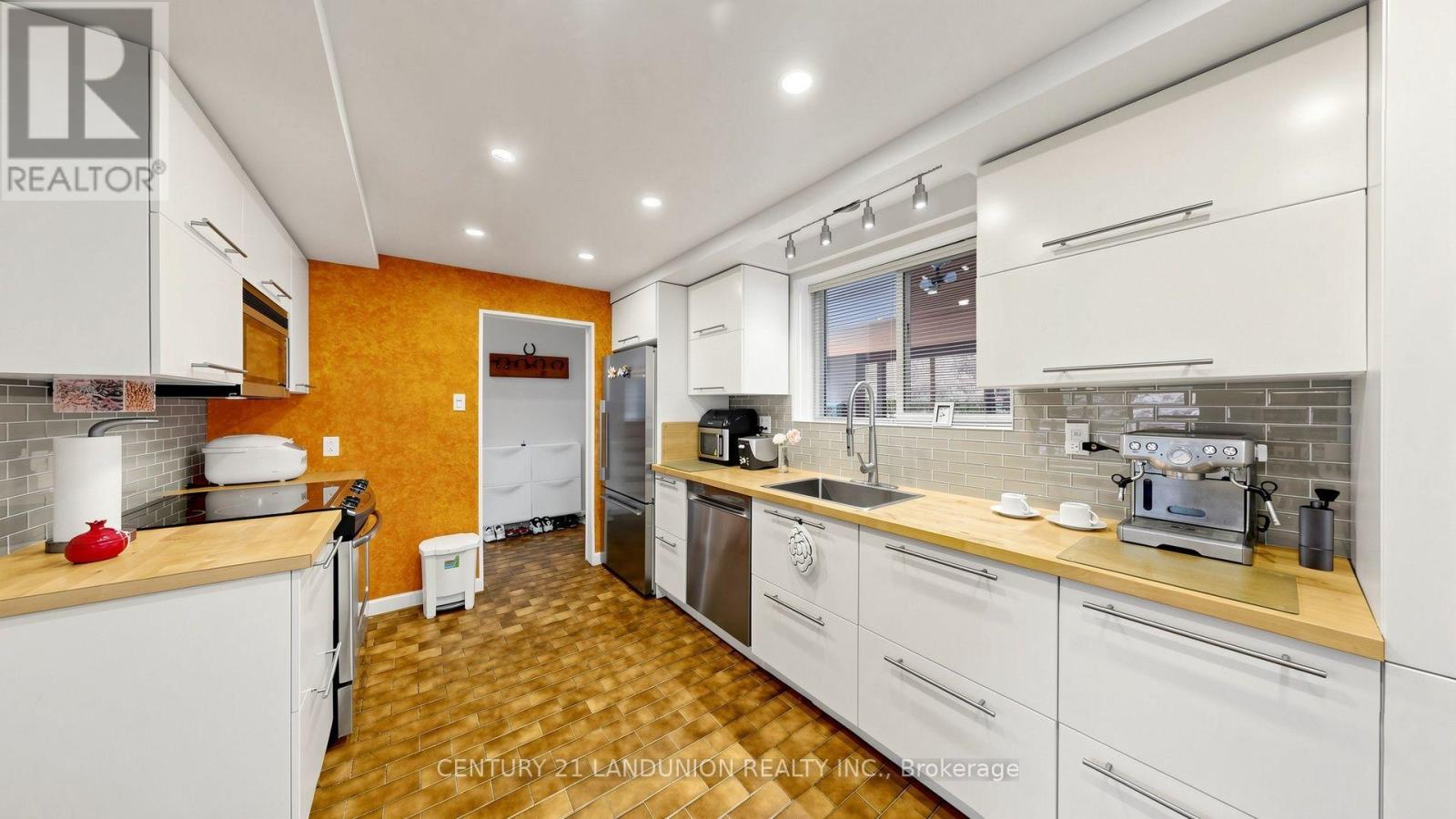 23 BENLEIGH DRIVE - 9