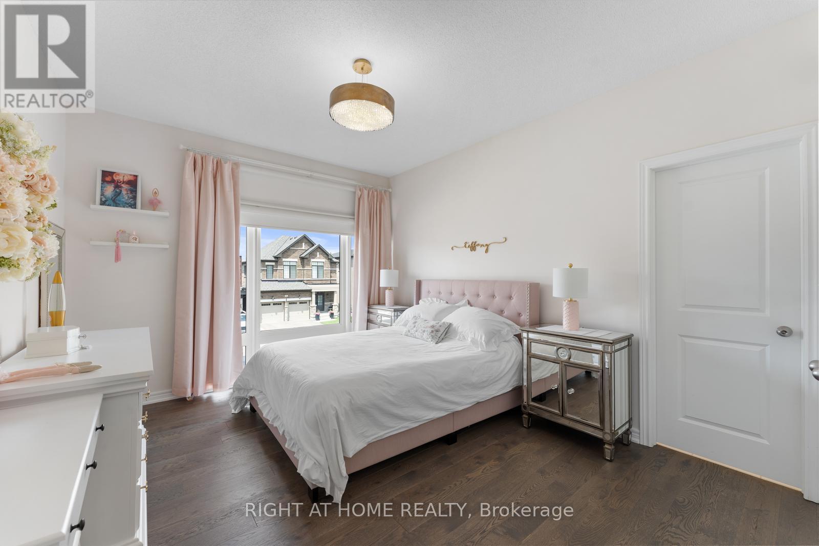 42 ALISTAIR CRESCENT - 32