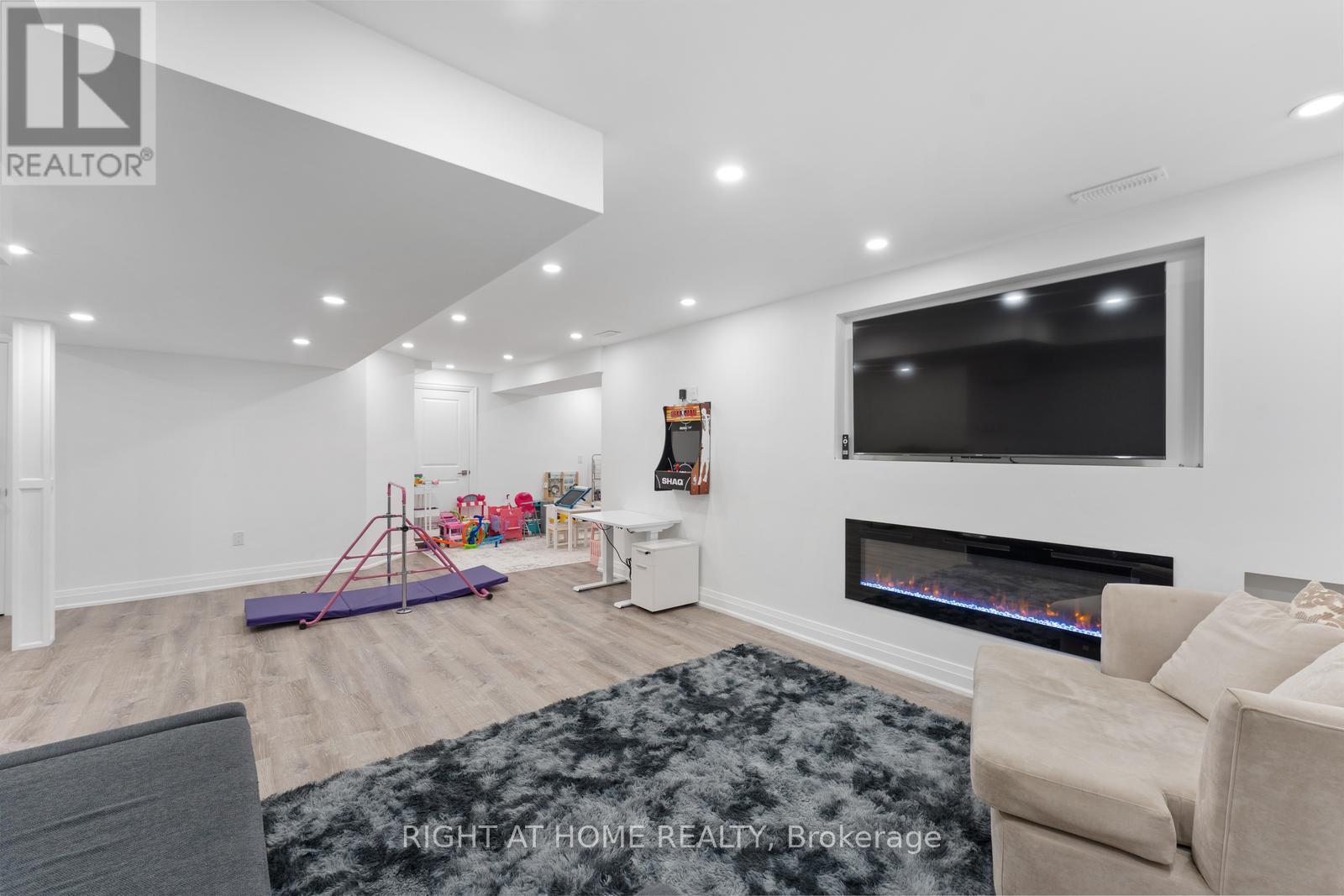 42 ALISTAIR CRESCENT - 40