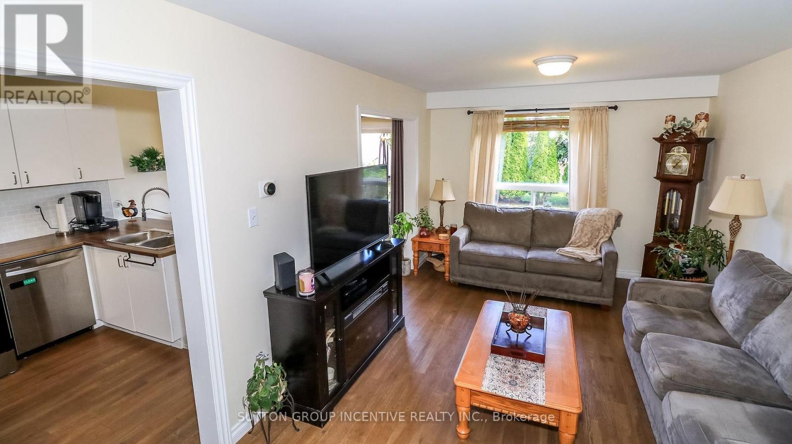 152 JULIA CRESCENT - 5