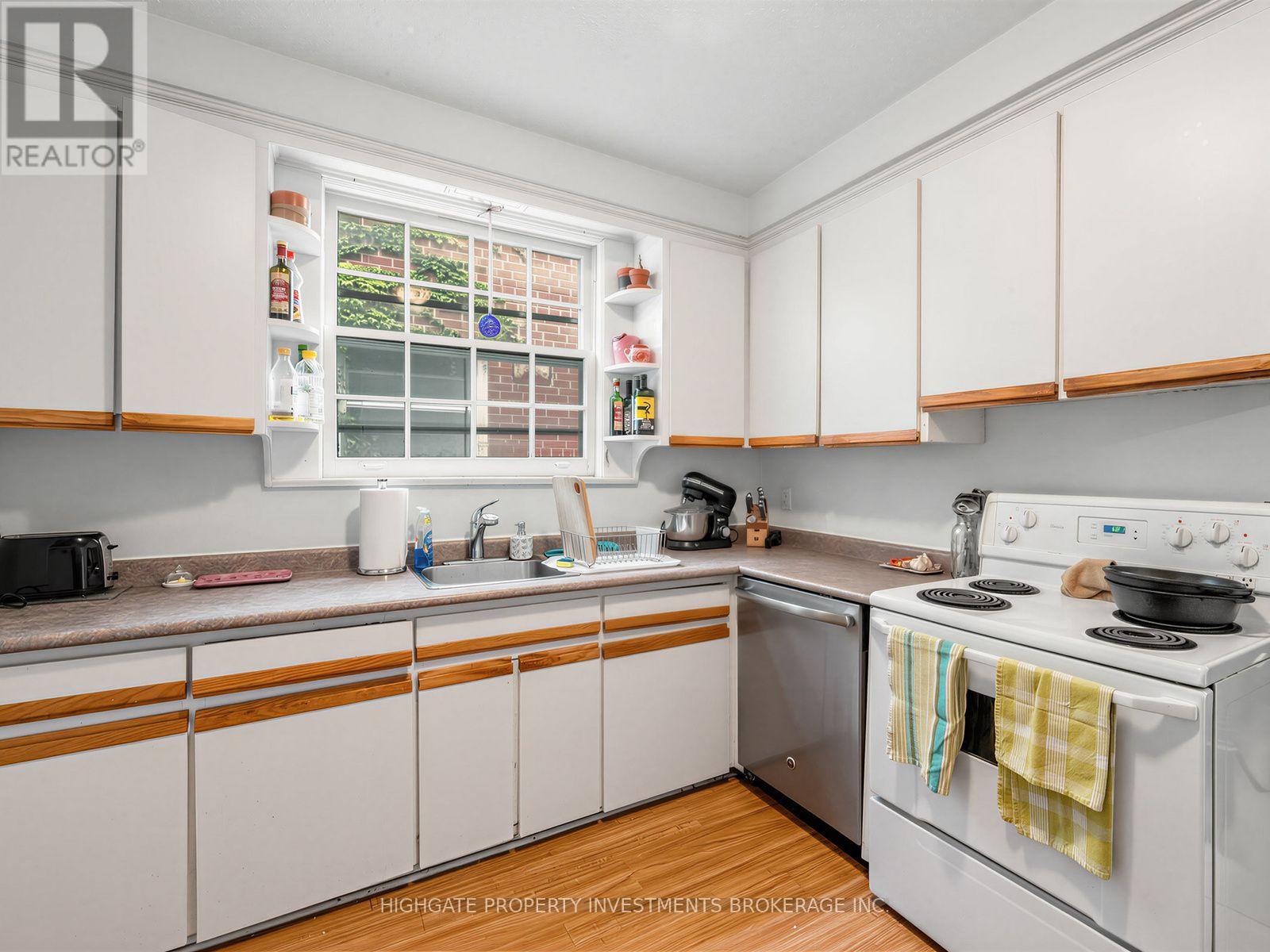 981 AVENUE ROAD - 12