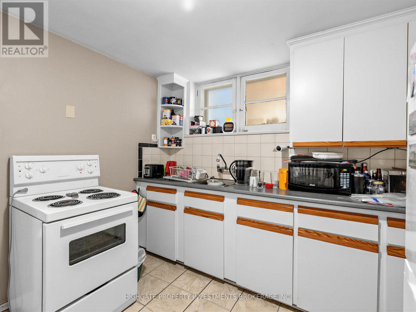 981 AVENUE ROAD - 36