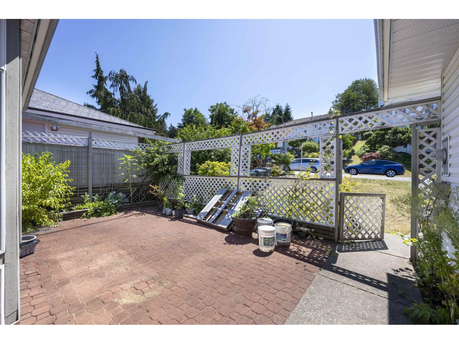 13957 115A Avenue, Surrey, British Columbia, V3R9Y4, Surrey, British Columbia — photo 2 of 5