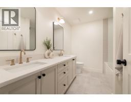 385 Solaz Place, Gibsons, BC V0N1V5 Photo 13