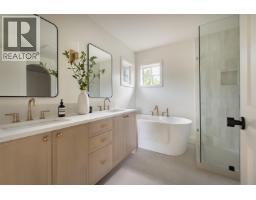 385 Solaz Place, Gibsons, BC V0N1V5 Photo 10