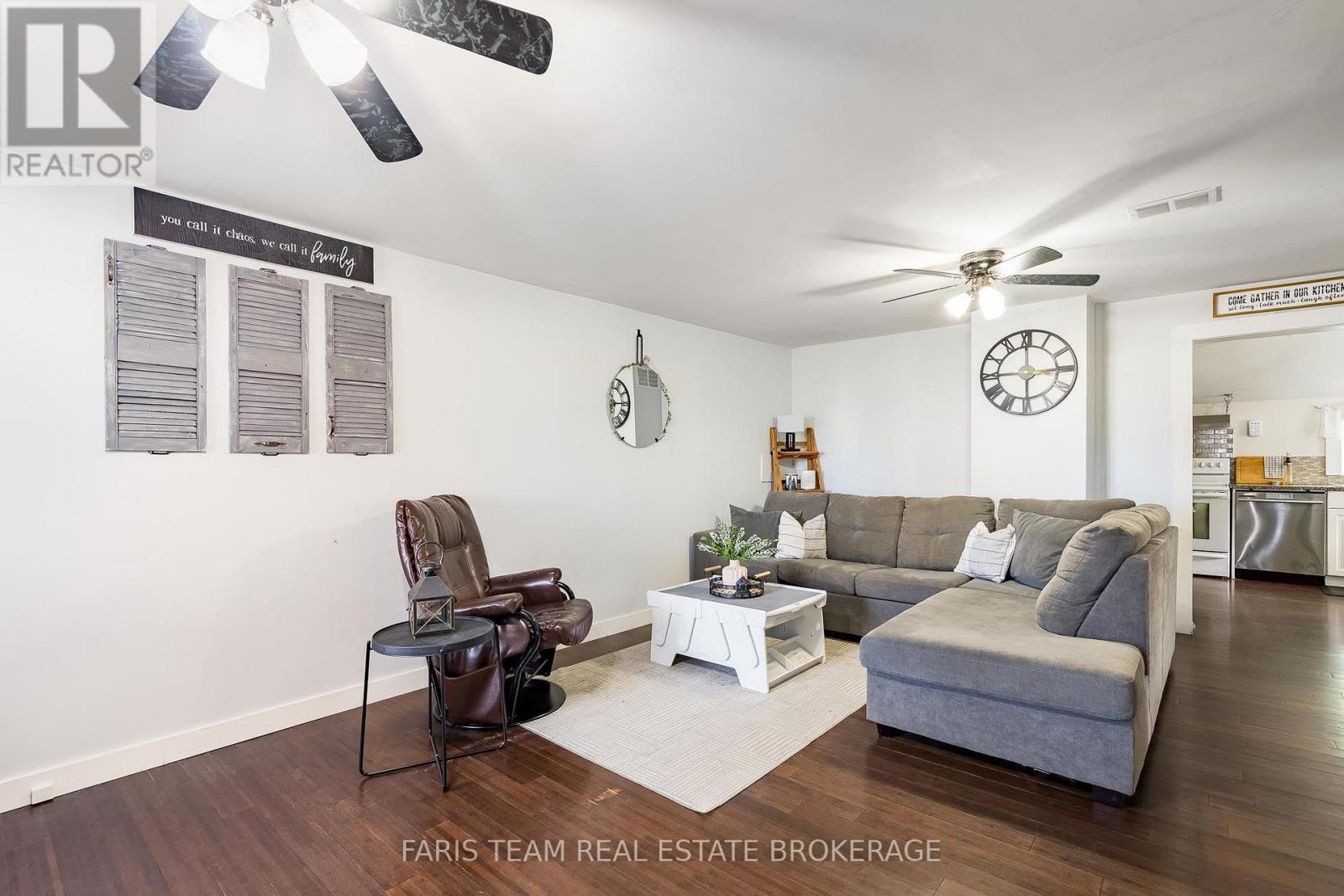 18 POYNTZ STREET - 11