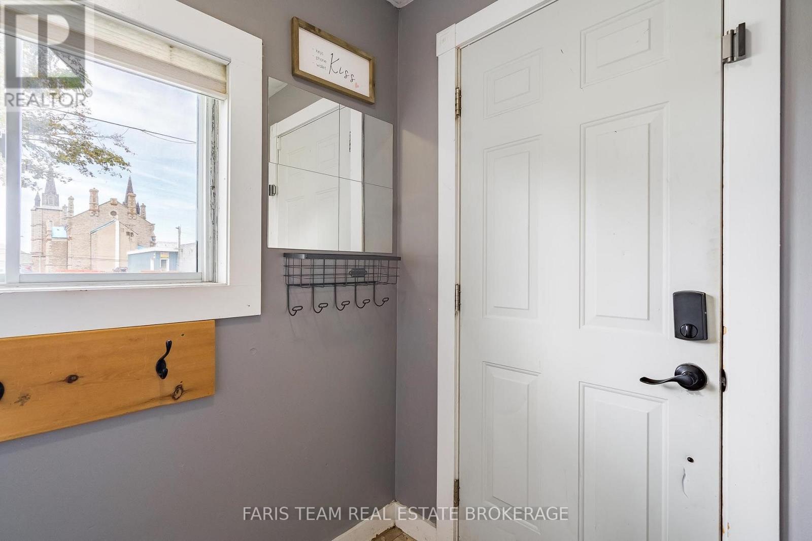 18 POYNTZ STREET - 5