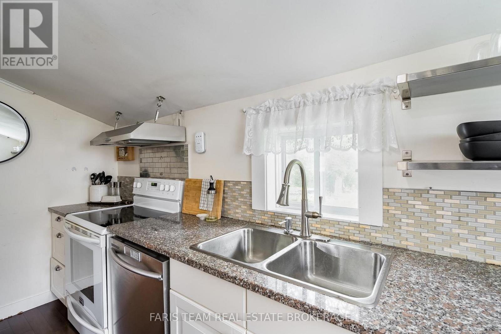 18 POYNTZ STREET - 7