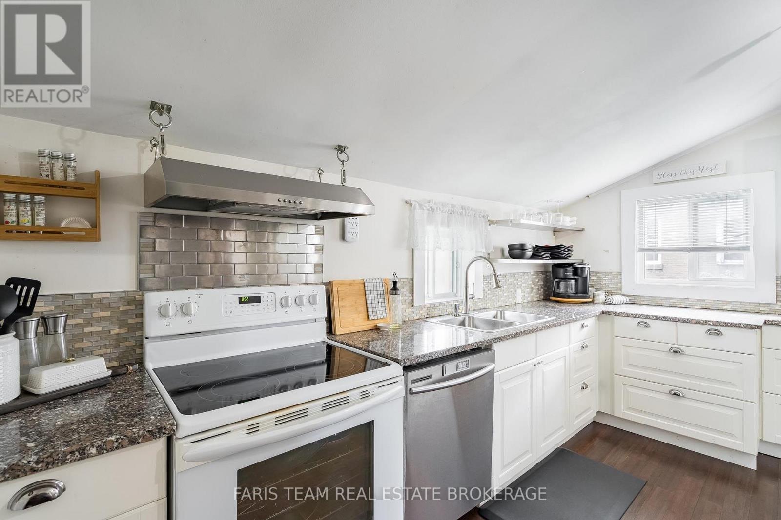 18 POYNTZ STREET - 8