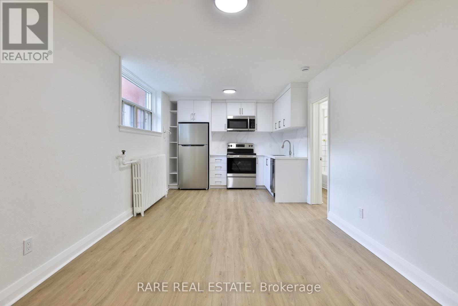 #A 2369 Queen Street East, Toronto (The Beaches), Ontario, M4E1H2, Toronto (The Beaches), Ontario — photo 4 of 5