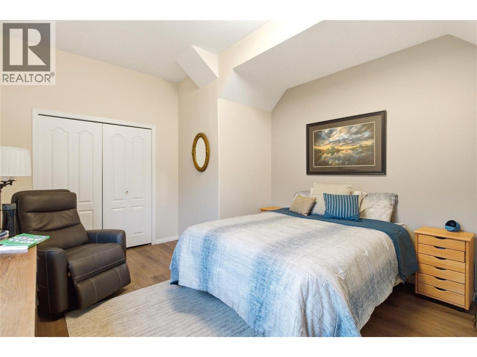 2201 Lillooet Crescent - 24