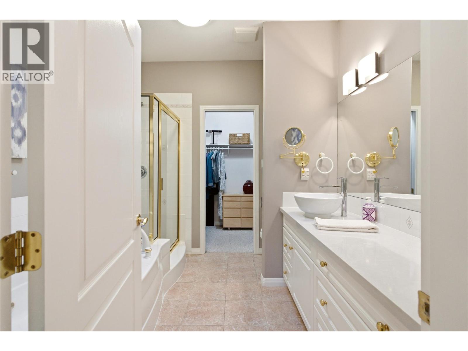 2201 Lillooet Crescent - 18