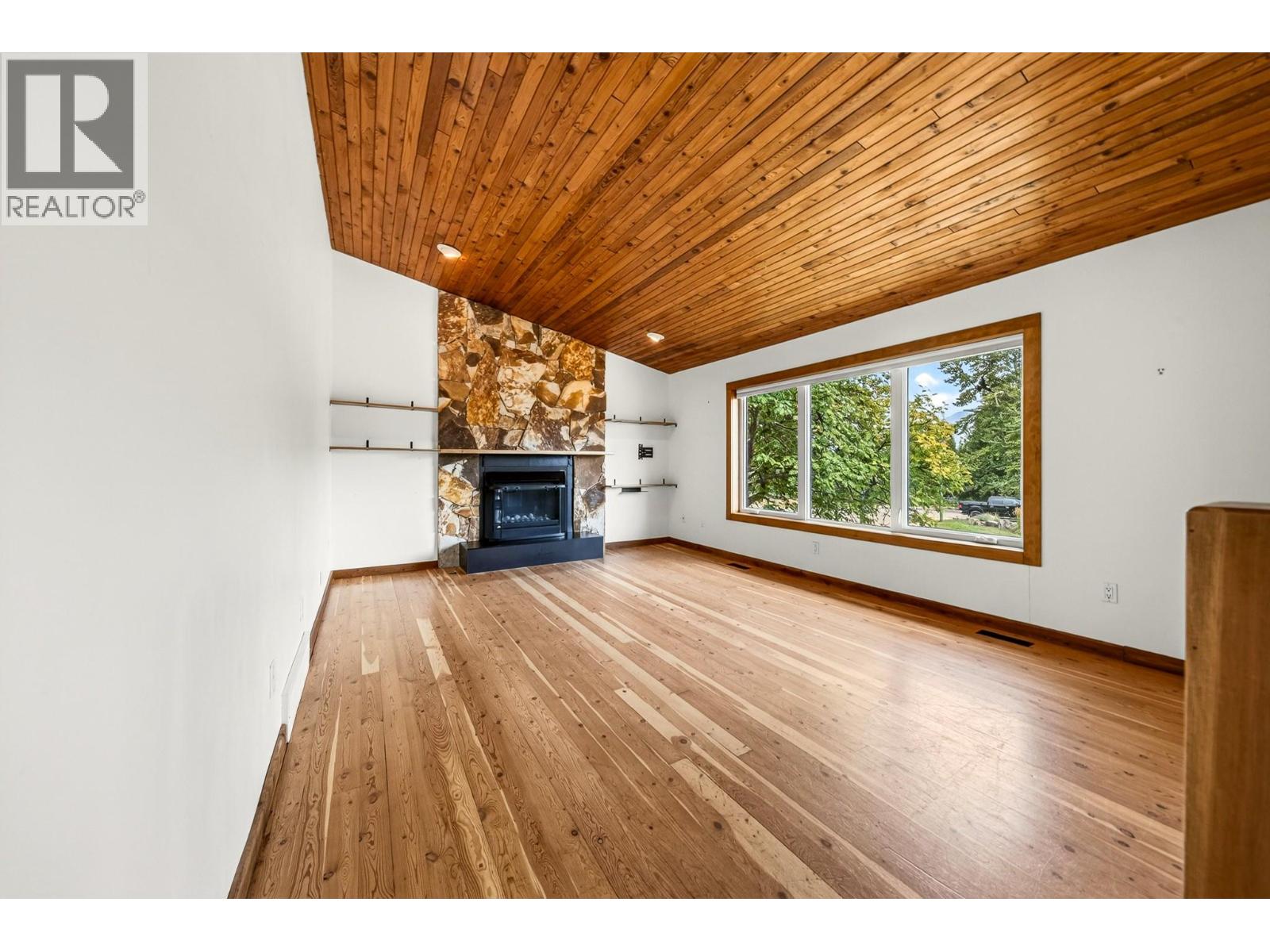 17 PARKLAND Drive, Fernie, British Columbia, V0B1M5, Fernie, British Columbia — photo 4 of 5