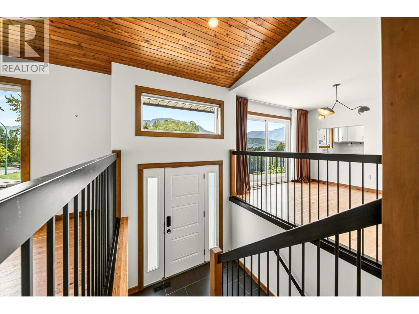 17 PARKLAND Drive, Fernie, British Columbia, V0B1M5, Fernie, British Columbia — photo 2 of 5