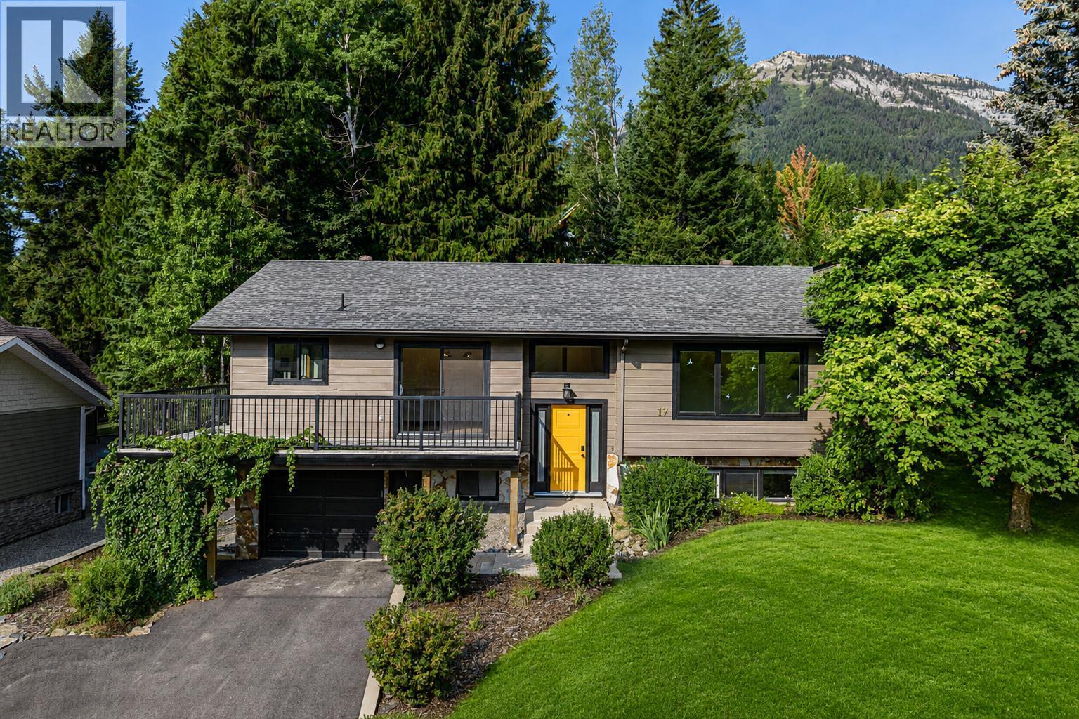 17 PARKLAND Drive, Fernie, British Columbia, V0B1M5, Fernie, British Columbia — photo 1 of 5