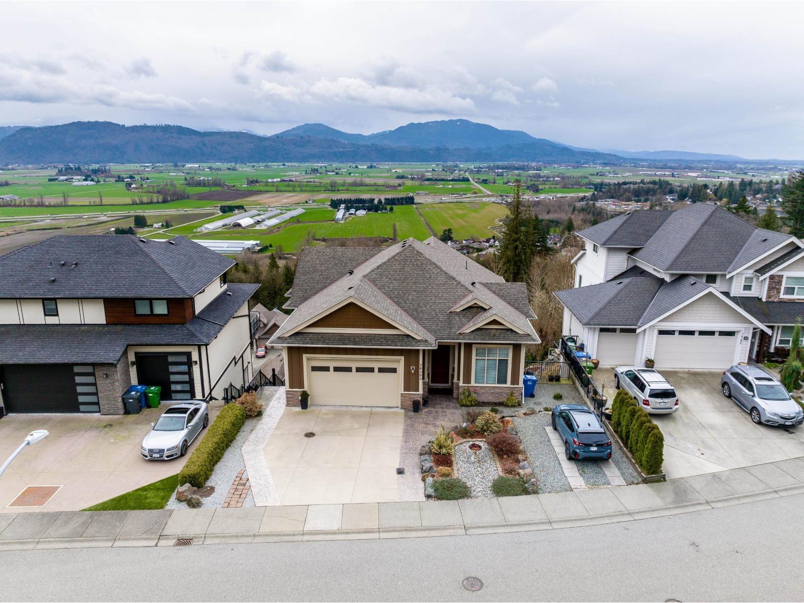 36390 EPWORTH Court, Abbotsford, British Columbia, V3G0B2, Abbotsford, British Columbia — photo 2 of 5