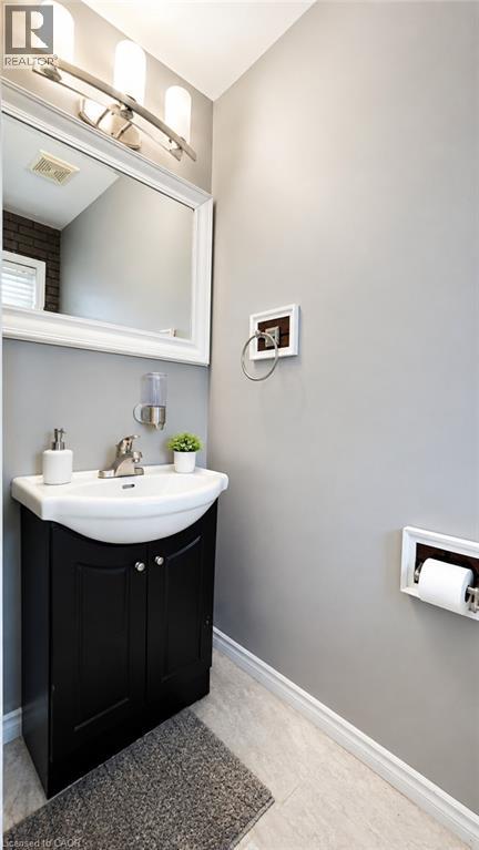 175 HENHOEFFER Crescent, Kitchener, Ontario, N2E4H1, Kitchener, Ontario — photo 4 of 5