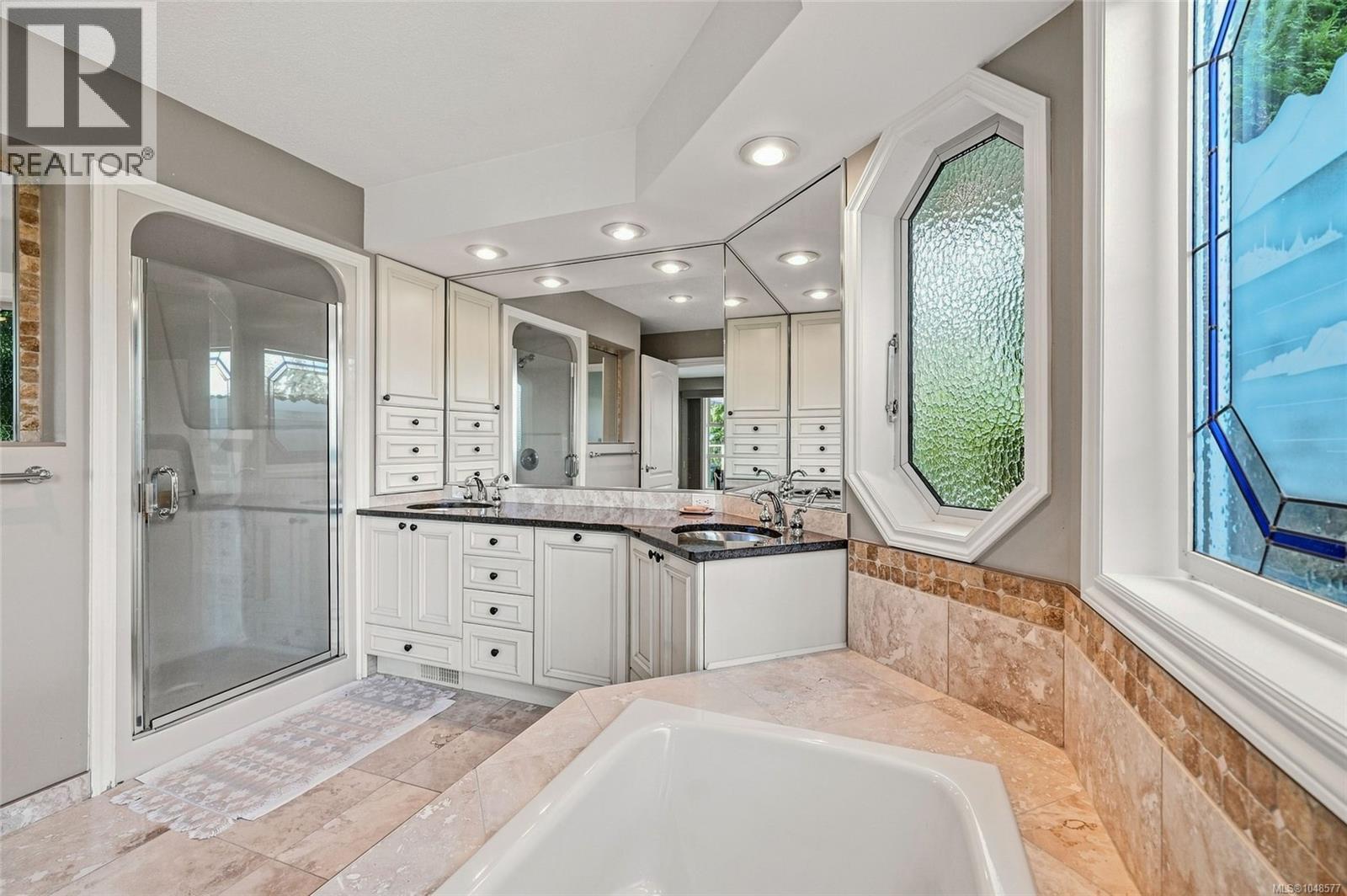 2340 Avondale Pl - Image 20