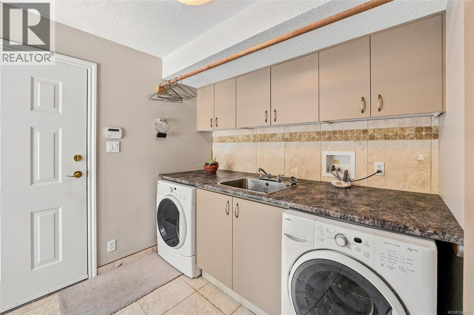 2340 Avondale Pl - Image 31