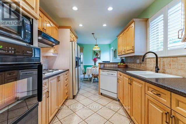 87 HULLMAR DRIVE - 13