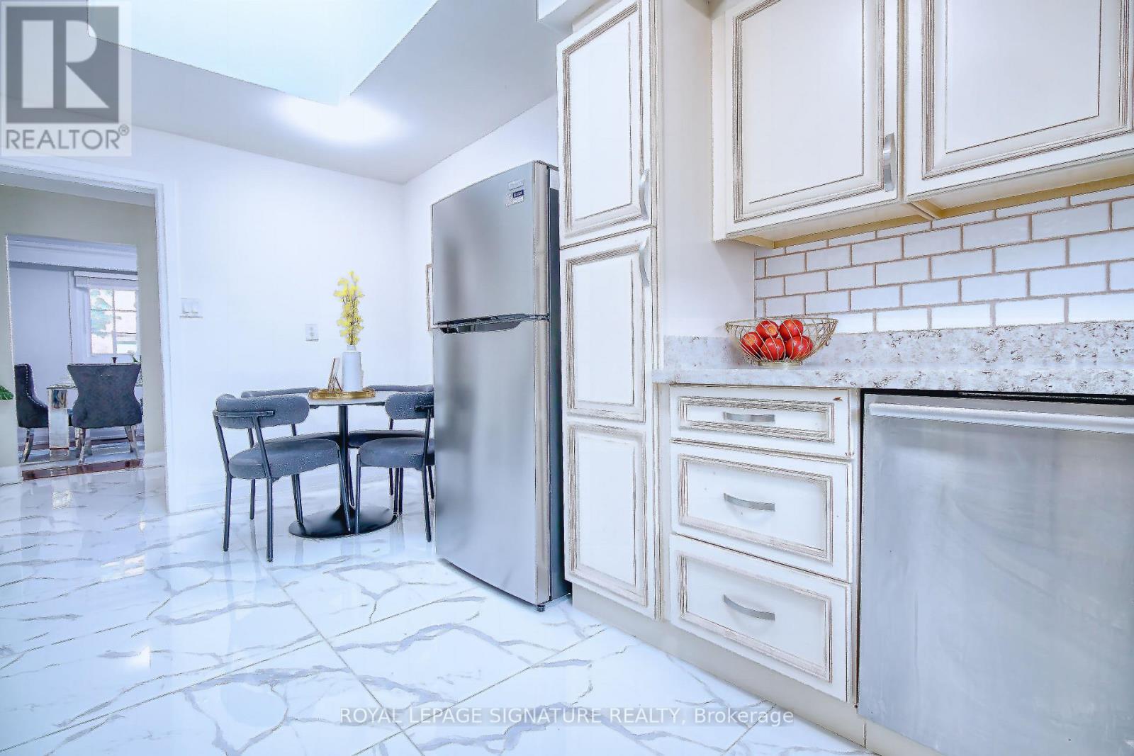 1414 HARMSWORTH SQUARE - 20