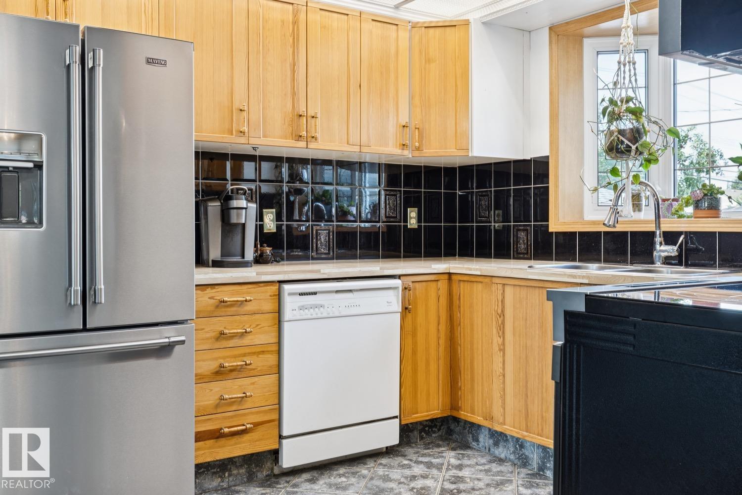 10830 159 ST NW - 15