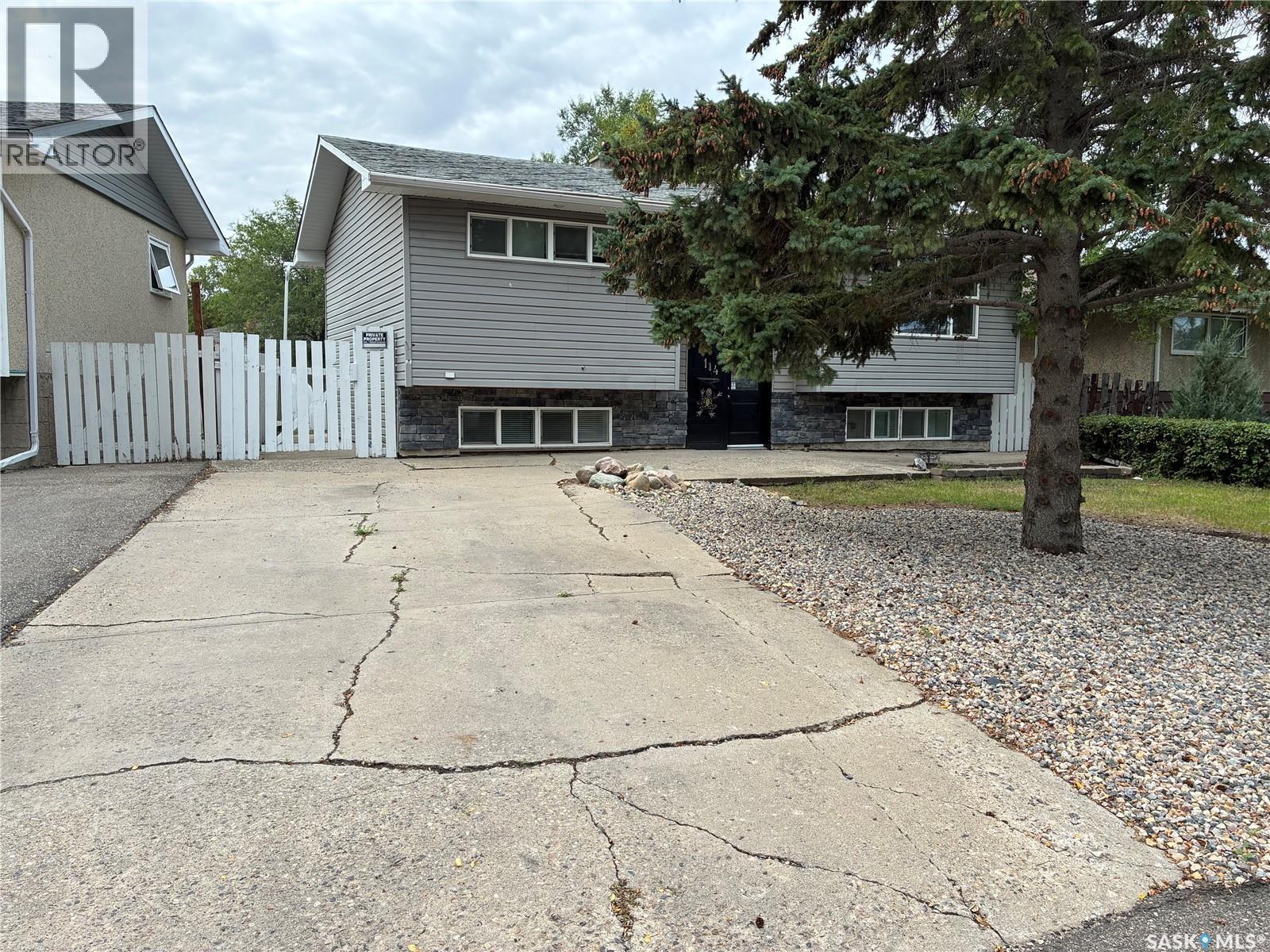 114 ROTHWELL CRESCENT - 2