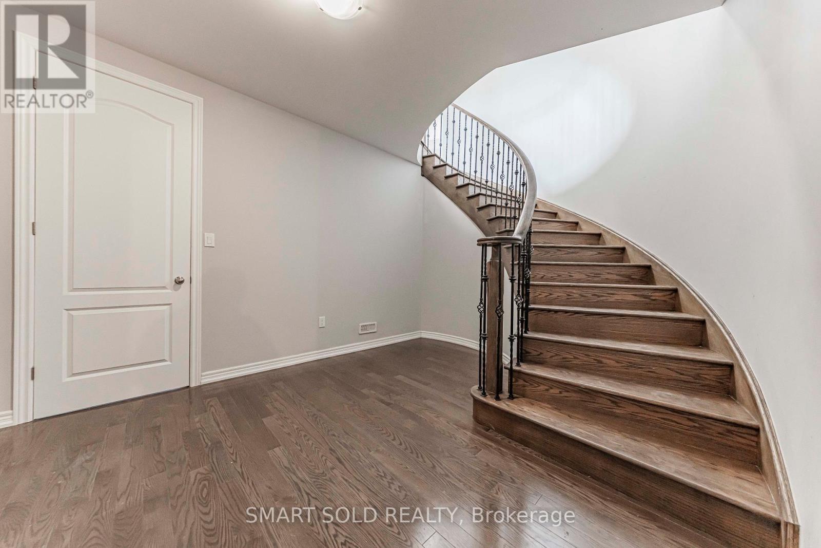 56 REDMOND CRESCENT - 31
