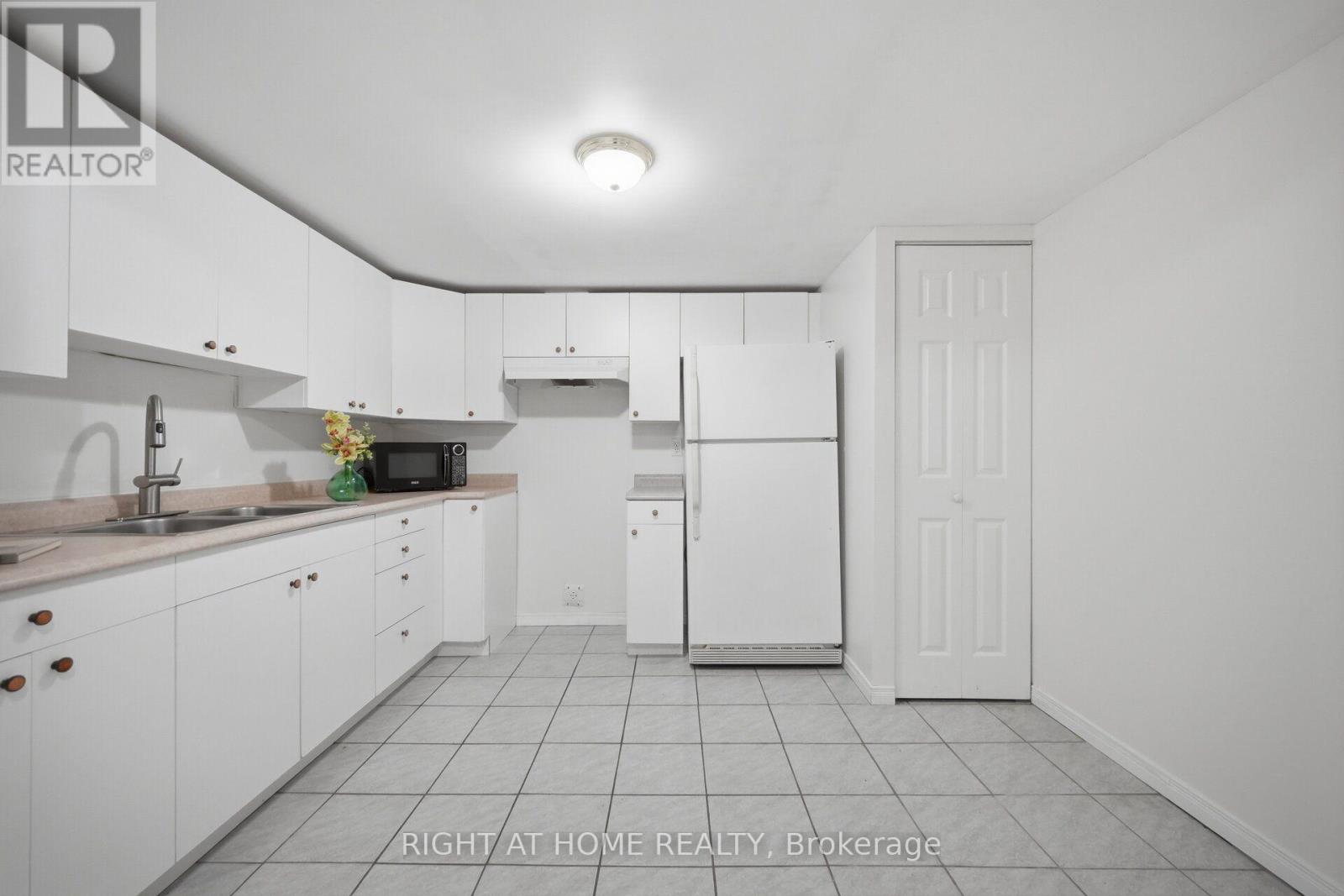 975 MANTLE CRESCENT - 38