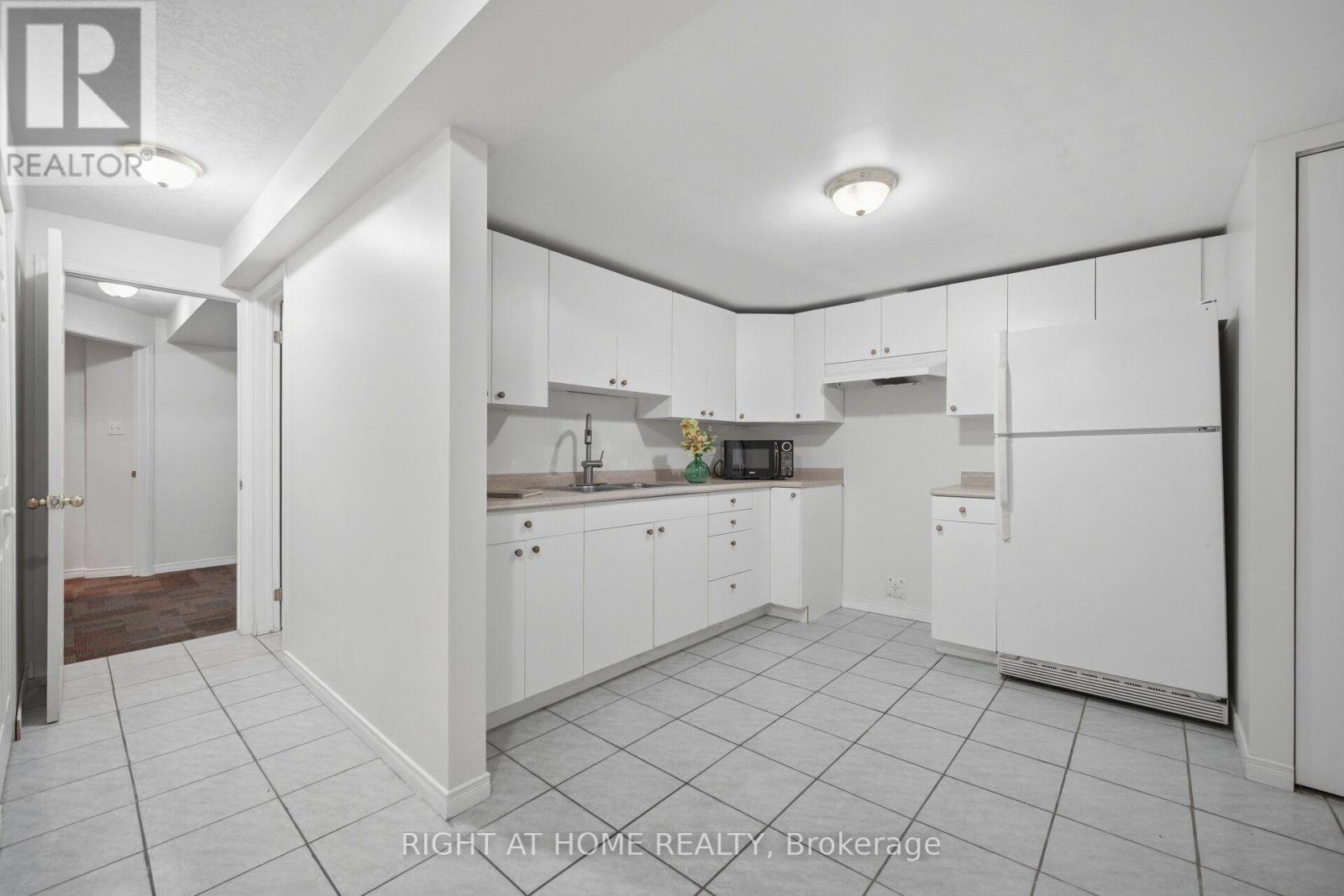 975 MANTLE CRESCENT - 39