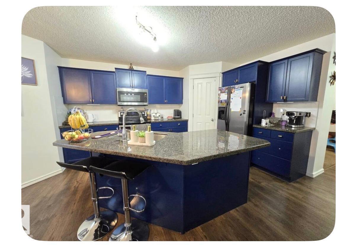 8715 11 AV SW - 11