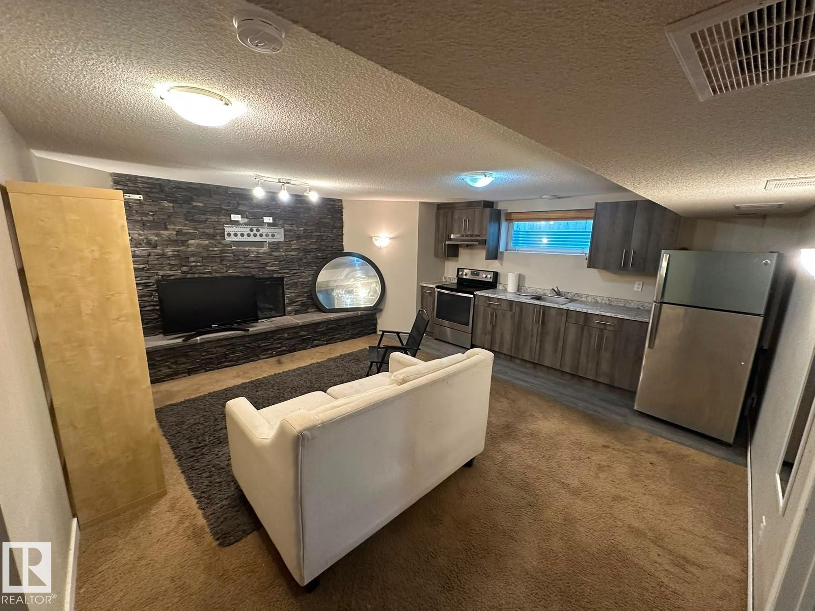 8715 11 AV SW - 14
