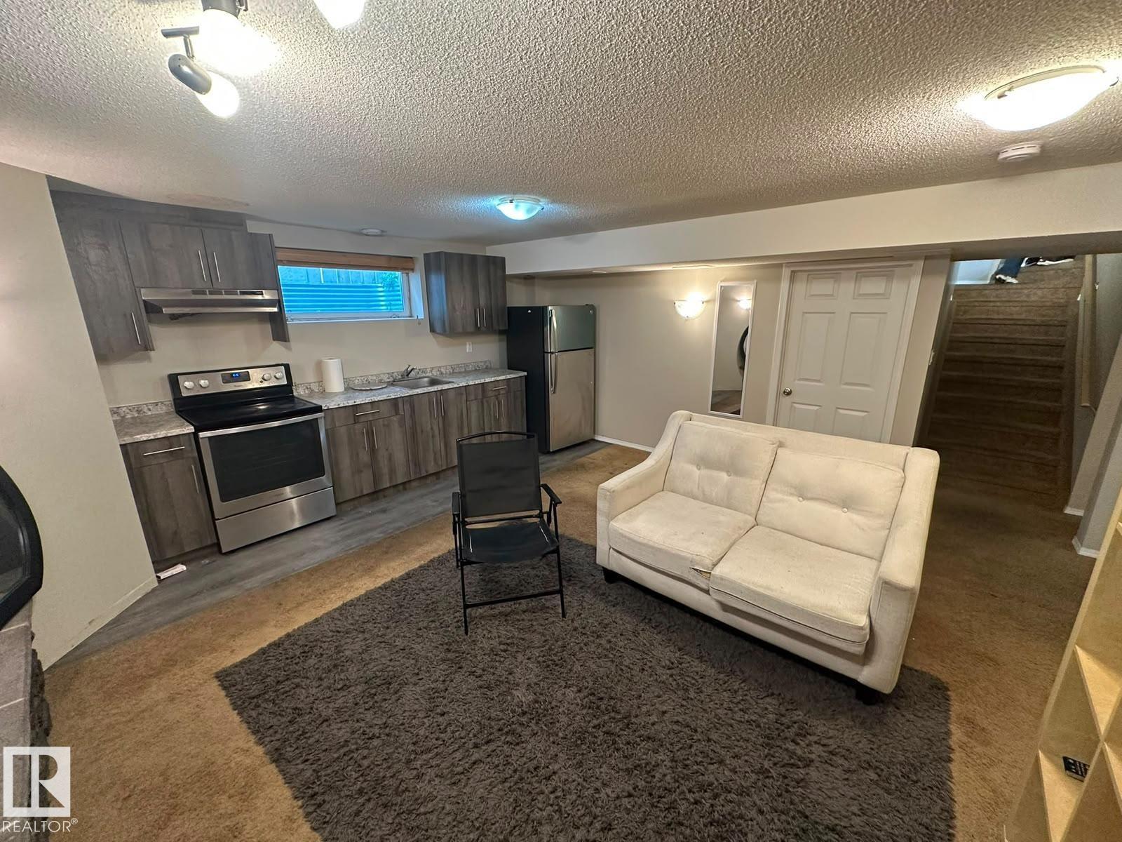 8715 11 AV SW - 16