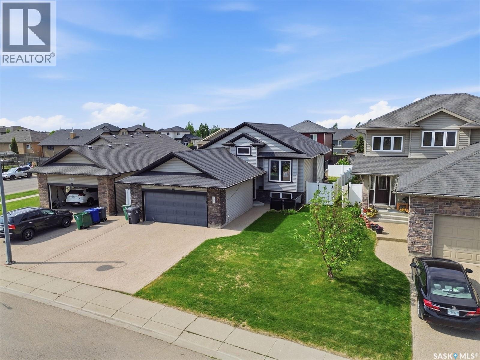 174 Whalley CRESCENT, Saskatoon, Saskatchewan, S7T0H8, Saskatoon, Saskatchewan — photo 3 of 5