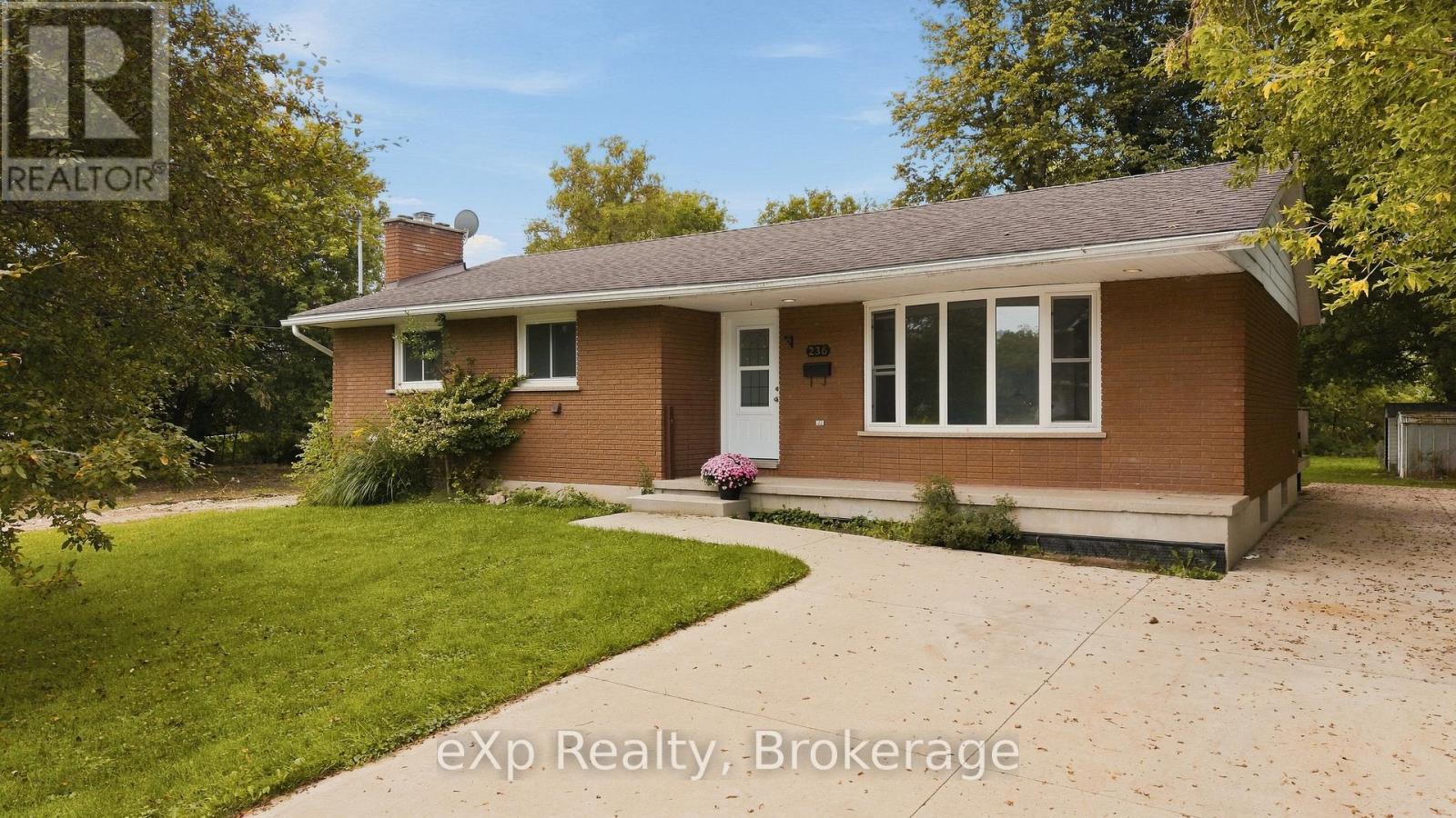 236 BRUCE STREET S - 2