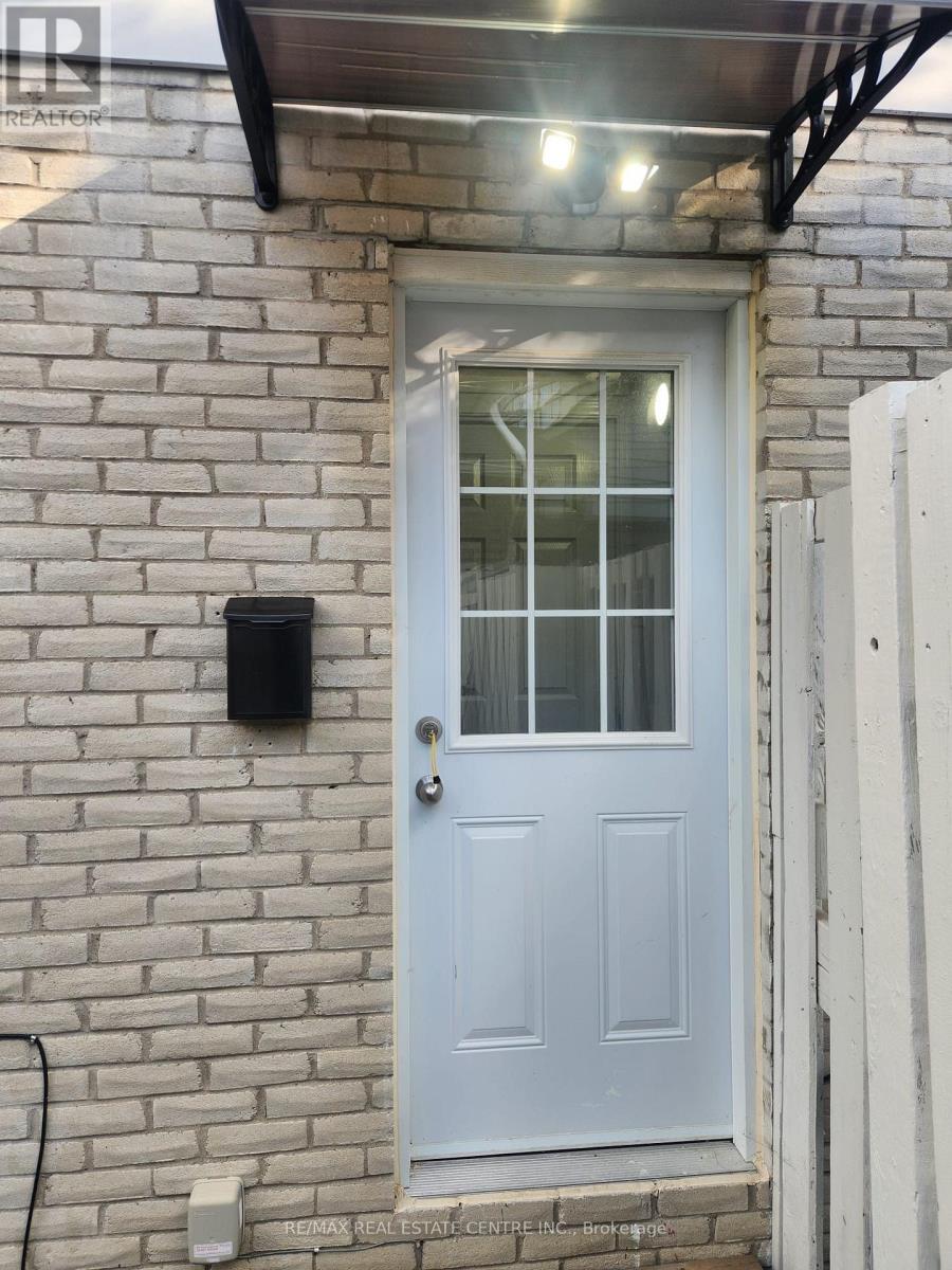 1025 Blairholm Avenue, Mississauga (Erindale), Ontario, L5C1G5, Mississauga (Erindale), Ontario — photo 4 of 5